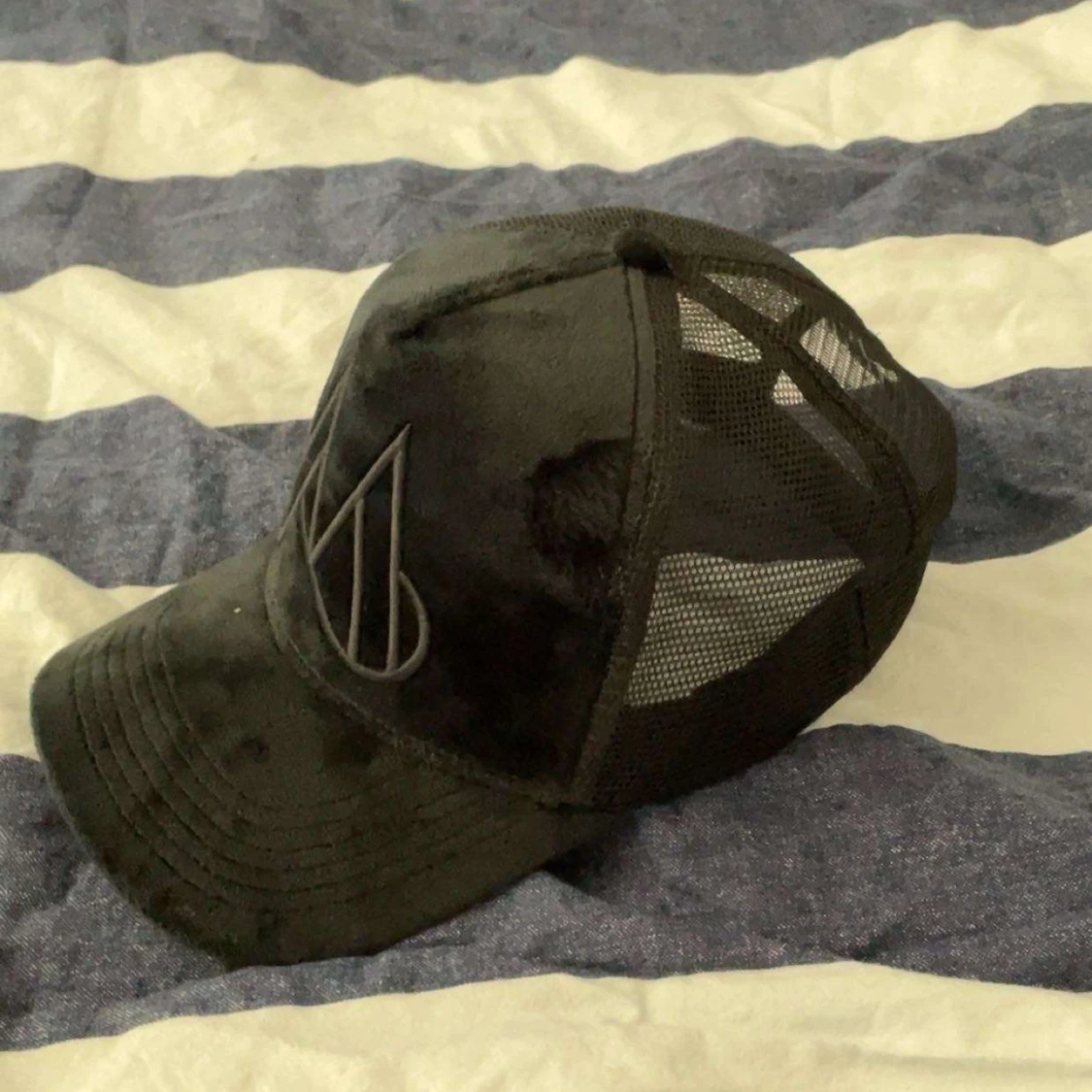 Svart keps från Maggiore med sammetskänsla - 1