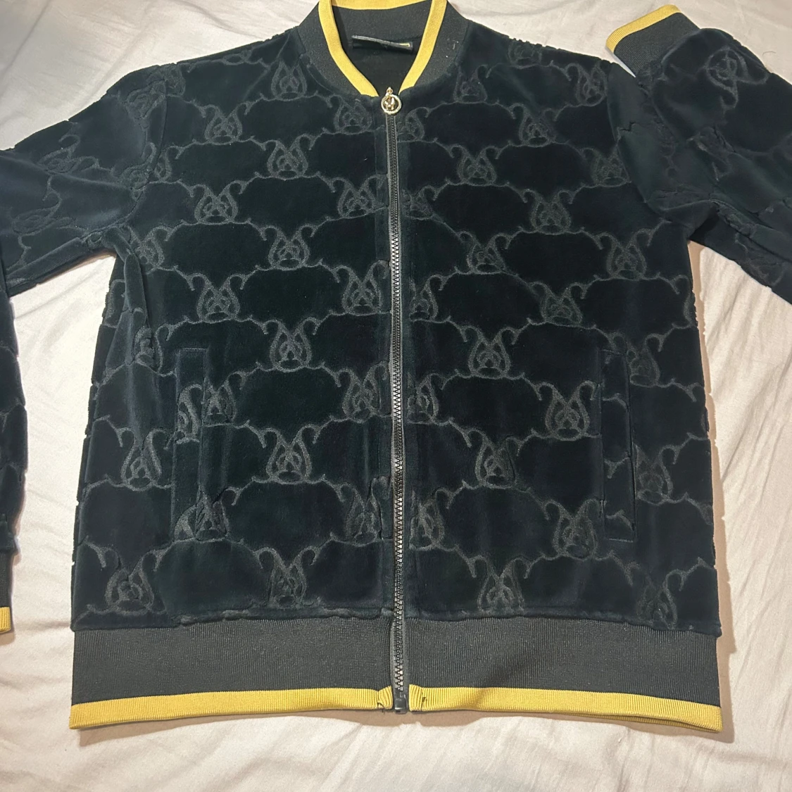 Svart bomberjacka från SikSilk med gulddetaljer