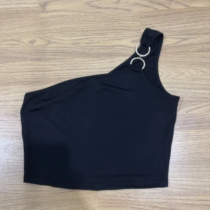 Svart topp  - En svart topp i stl S som är i väldigt bra skick säljs för 50 kr. 