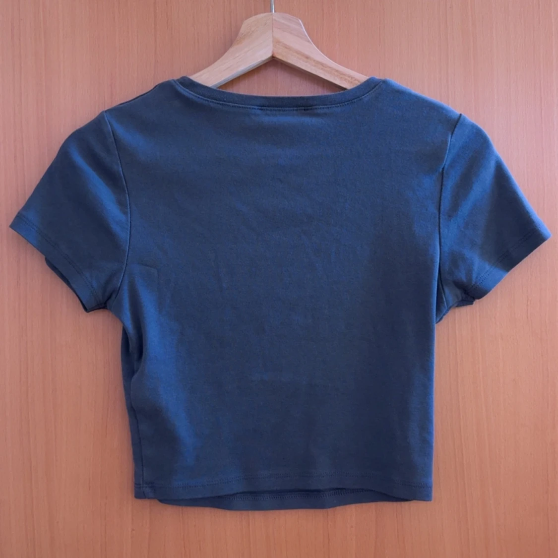 Mörkgrå croppad t-shirt med strassdetaljer från FB Sister - 1