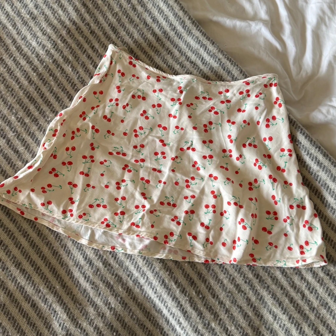 Vit kjol med körsbär ZARA