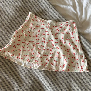 Vit kjol med körsbär ZARA - Kjol från Zara med körsbär! 🍒 Säljet pga att den har blivit förliten för mig! Kontakta för frågor!