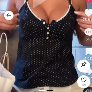 Svart/blå prickig tröja från brandy Melville  - Säljer denna söta toppen från brandy Melville som är lite använd men syns knappt. I storlek s!