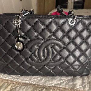 Svart ny  väska - Väskan är hel ny, oanvänd. Obs Ej äkta!.