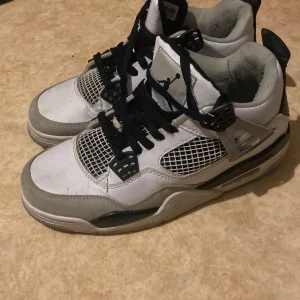 Jordan 4 military black - Säljer dem då dem tyvärr är för små för mig, dem är strlk 42 