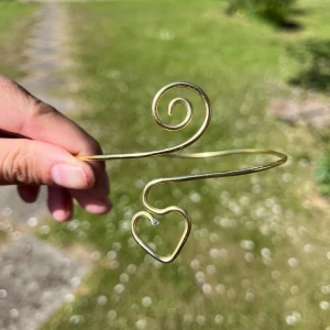 Enkel tunn armcuff  - 🌸Går att böja ut eller in för att få din perfekta passform 🌺 🌸Finns både i silver och guld✨  Gör även customs!! Skicka in bild eller din idé så kan vi nog säkert lösa det 🥰