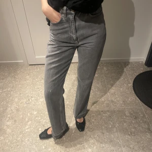 Grå raka jeans - Gråa raka jeans med perfekt passform!