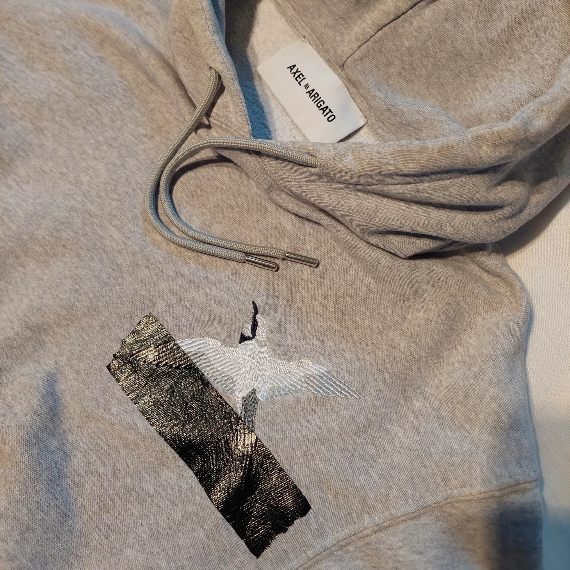 Grå hoodie från Axel Arigato - 2