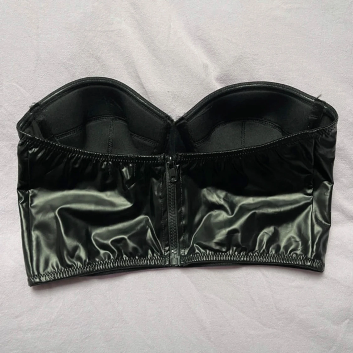 Svart glansig bustier från Monica Geuze - NAKD - 1