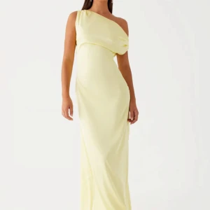 Gul balklänning - Gul balklänning i satin från peppermayo, storlek XS/34. Klänningen är endast använd en gång och därav i mycket bra skick. Ordpris: 1400 kr ink. tull. Peppermayo Exclusive - Heart Of Glass Satin Maxi Dress - Yellow. 