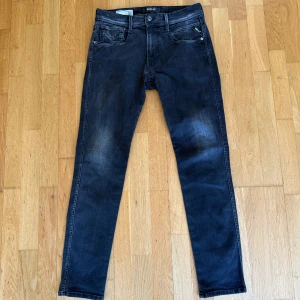 Svarta Replay Anbass jenas - Säljer ett par svarta Replay Anbass jeans med snygg tvätt. Riktigt snygga nu till sommaren jeansen är i jättebra sick 10/10. Size L30 W30 vid fler frågor hör av dig.🙏