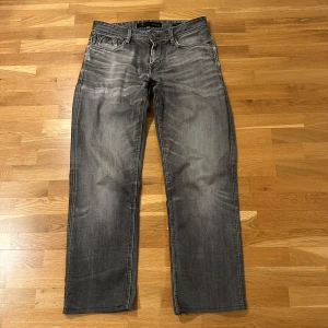 Grå jeans från guess - Grå jeans från guess. Sitter straight och lite åt baggy hållet. Riktigt skön tvätt på byxorna! Priset är inte hugget i sten! Sitter som 30/30 typ och passar bäst om man är 173-180 ungefär! 