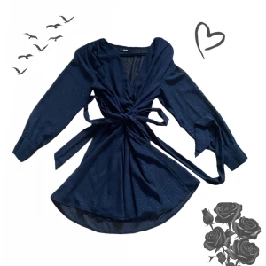 Svart klänning - Svart, klänning i strl L från Bikbok med skimrande prickar. Långt snöre att knyta fram eller bak, stretchig i tyget. Använd två gånger och i väldigt gott skick. Skriv gärna för mer bilder! Läs bion innan köp.