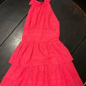 Rosa sommarklänning - Säljer en söt rosa klänning från SHEIN. Den har öppen rygg och man knyter den i nacken🩷