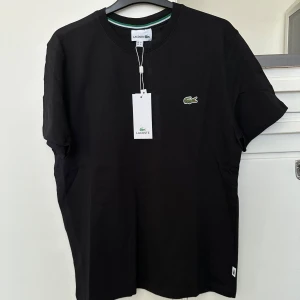 Svart t-shirt från Lacoste - Säljer svart t-shirt från Lacoste 