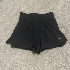 Svarta träningsshorts från Nike - Superfina virala Svarta träningsshorts från Nike med elastisk midja. De har innerbyxa och liten ficka. Storlek XS💖