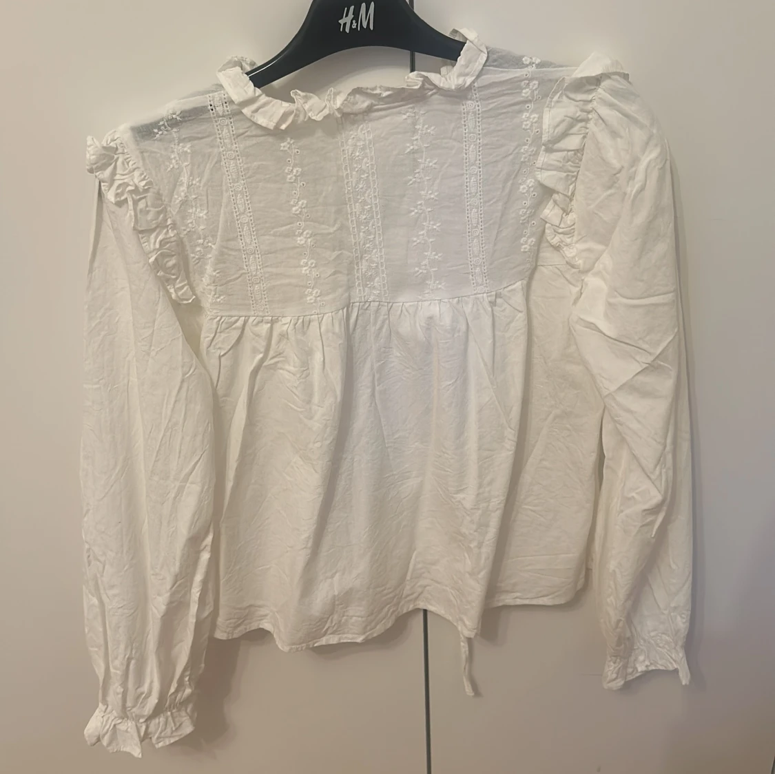 Vit blus med blommor på - 1