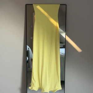 gul lång klänning med volang - perfekt sommar klänning 