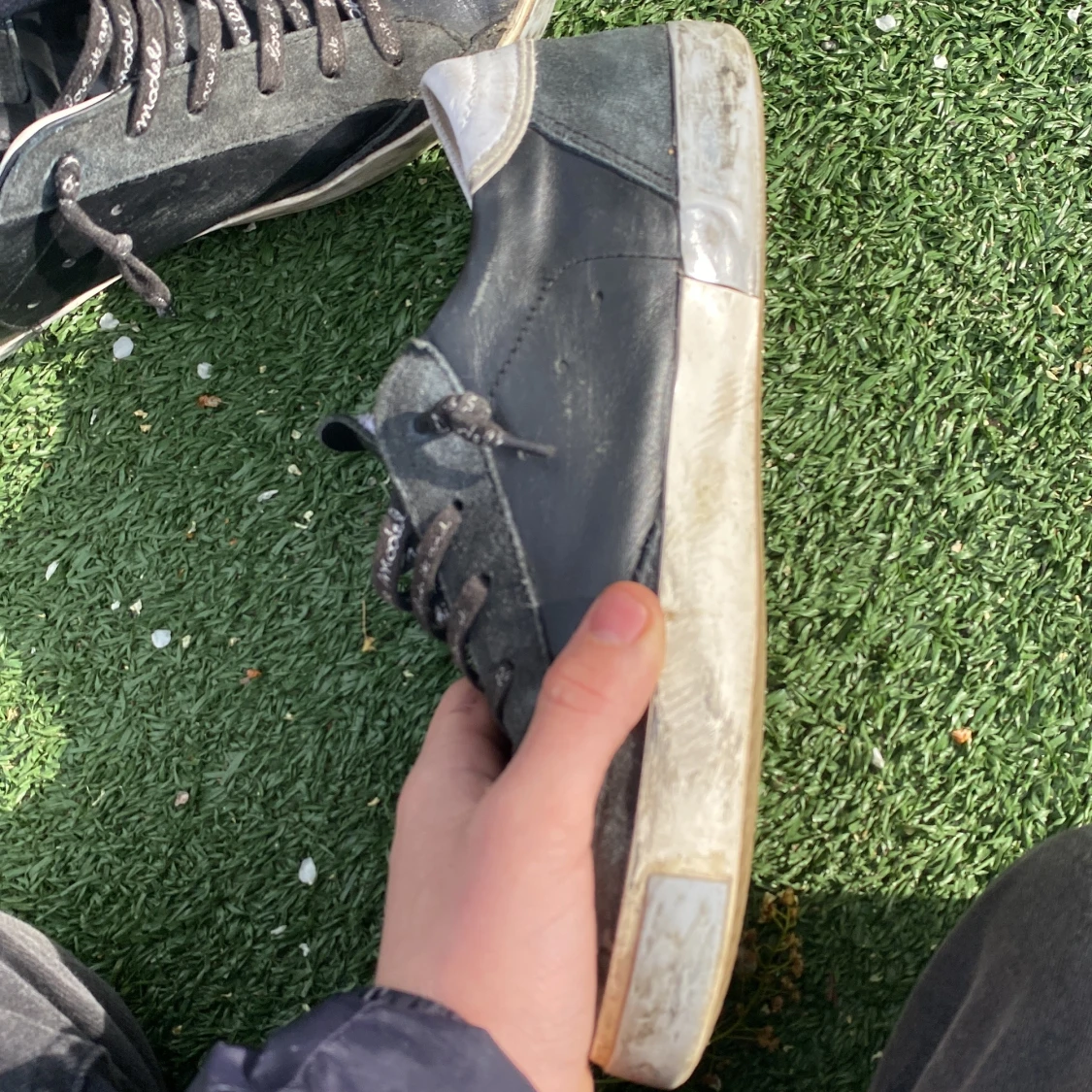 Svarta sneakers med grå detaljer - 1