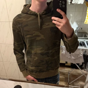 Camo hoodie  - Tunn camo hoodie som är perfekt till sommaren. Väldigt unik. Passar M