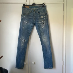 Blå Jeans från Dondup - Dondup ’George’ jeans! | Size: W31. Skriv till mig för exakta mått. | Skick: 9/10, som nya! | Pris: 749kr | Nypris 2999. Skriv vid frågor & funderingar. Lägg bud eller köp direkt