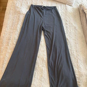 Byxor  - Lösa gråa byxor från Zara. Kör för runt 300kr och säljs för 40. Älskar verkligen dessa och perfekt till sommaren men inte min stil längre): de är fladdriga och lösa 