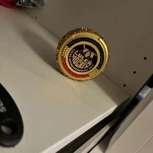 Snusdosa - Säljer en unik snusdosa med Luleå Hockeys logga. Gjord med guld för att ha de lilla extra efter SM-guldet. Perfekt  för hockeyfans som vill sticka ut. Funkar perfekt med tuggummi i om man ej snusar:) ge rimliga prisförslag 