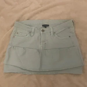 Jeans kjol - så fin ljus turkos jeanskjol med platt volang som jag själv har sytt! aldrig andvänd och midjemåttet totalt är 81cm🩷