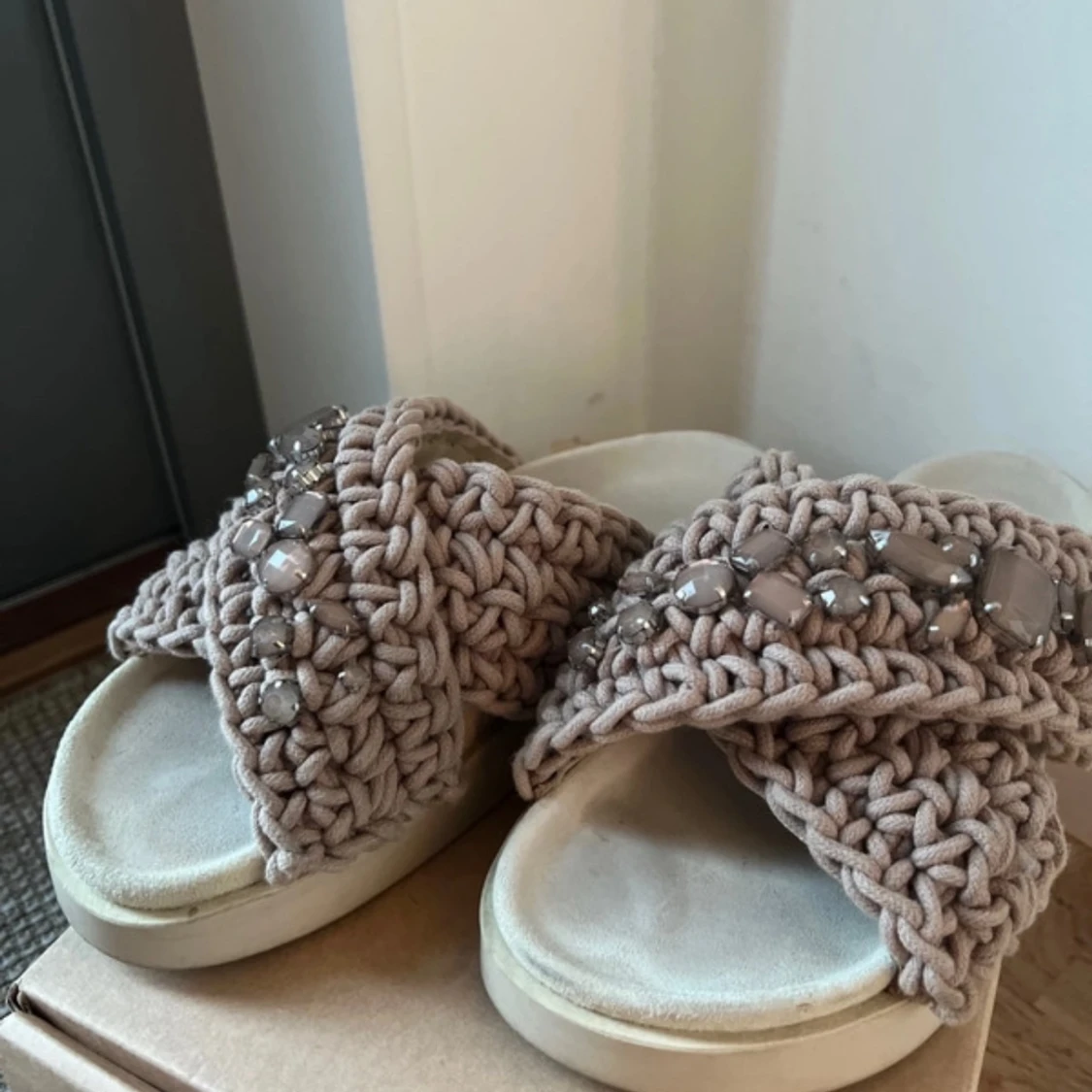 Beige sandaler med stickad ovandel och pärldetaljer - 2