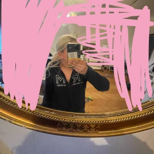 Svart hoodie från Race Marine - Säljer en svart hoodie från Race Marine med stor vit broderad bokstav R och M med koordinater framtill. Tröjan har dragkedja och huva, perfekt för en avslappnad stil. Klassisk och enkel design med sportig känsla. Köpt för 500kr ny å använd ca 3 gånger. 