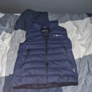 Sail Racing väst - Sail racing väst säljes billigt den är I nästan my skick inte använd så många gånger den sitter jätte bra på dig och perfekt nu när du blir lite varmare och ha npt tunt på sig. Den kostar runt 1000 ny och säljer för 500 kan gå ner I pris vid snabb affär. Hör av er om det är npgot/jonathan