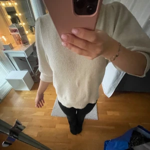 Vit stickad tröja - Mysig vit stickad tröja med korta armar. Kom privat för fler bilder💞💞