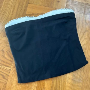 Svart och vit tubtopp med spetskant - Säljer en svart tubtopp med vit kant upptill från Zara. Aldrig använd✨