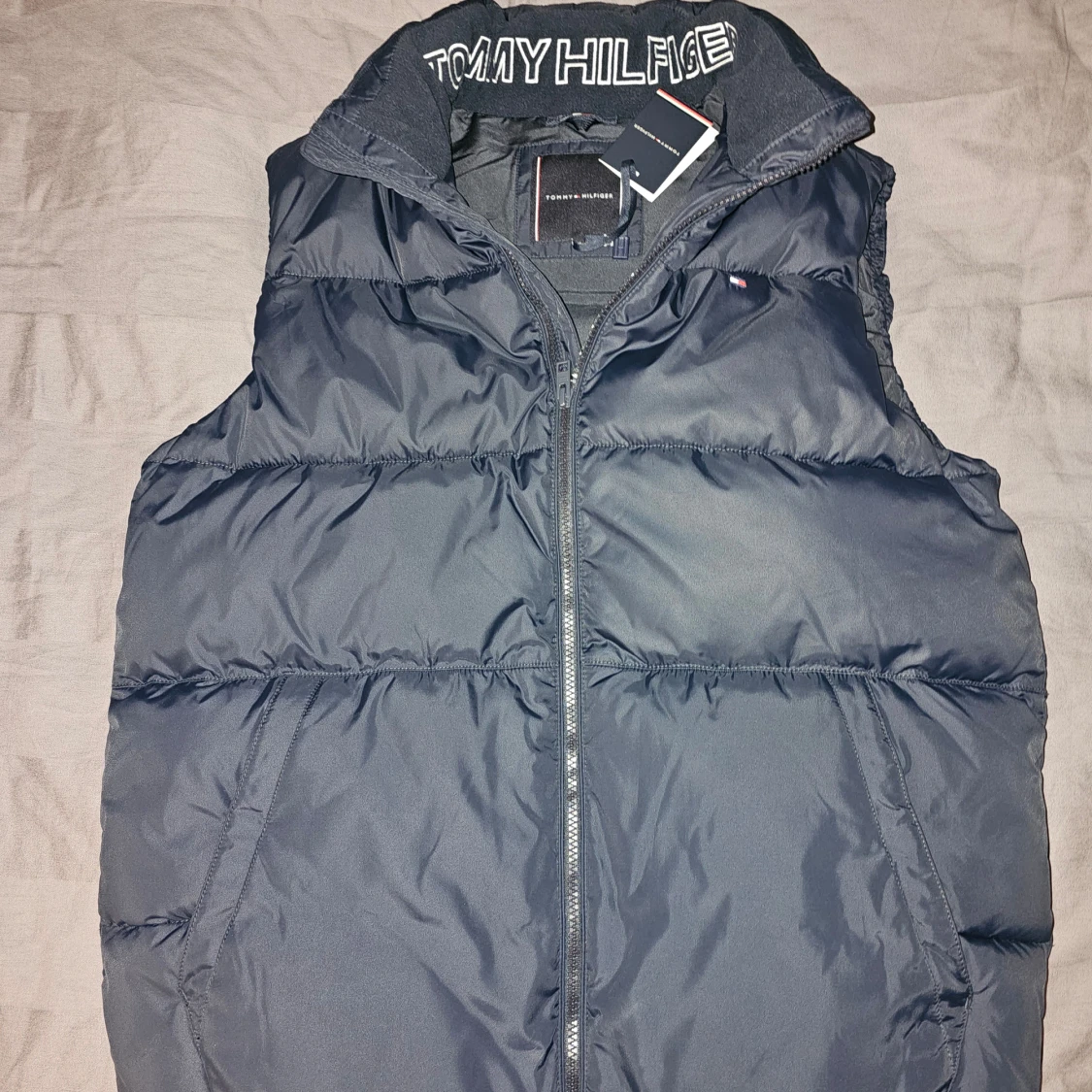 Mörkblå dunväst från Tommy Hilfiger - 1
