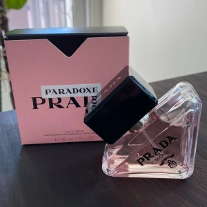 Prada Paradoxe Eau de Parfum 30 ml - Prada Paradoxe. Köpt i april! Endast testat några sprut.. Sänker ej priset! 😌🌼