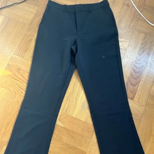 Svarta kostymbyxor - Säljer ett par svarta kostymbyxor med rak modell. Kommer tyvärr inte ihåg vart dom är ifrån✨