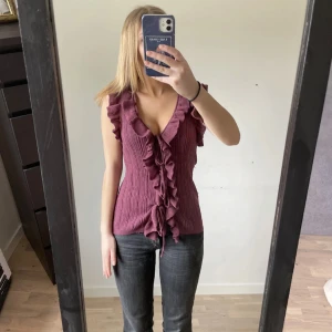 Mörkrosa ribbad klänning med volang från Zara - Supersöt blus/topp från Zara i en burgundy färg. 