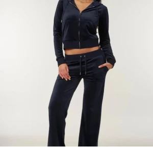 Juicy couture set - Säljer detta juicy set – båda i storlek S! Byxorna är insydda för att sitta low rise.