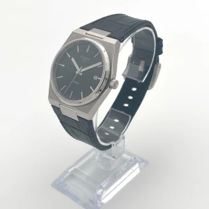Tissot PRX - • Modell: Tissot PRX • Storlek: 40mm • Referens: T1374101705100 • År: 2023 • Skick: Mycket Bra • Medföljer: Fullset + Kvitto