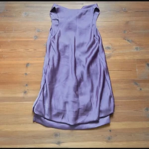 Lila vintage silkesklänning - Så söt miniklänning som är mjuk och glansig i materialet. Perfekt till middag eller bal💞Passar en s eller xs