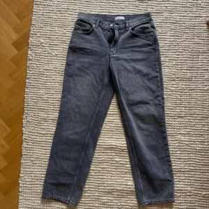 Grå jeans från Gina Tricot  - Säljer ett par grå jeans från Gina Tricot i storlek 38. Jeansen har normal passform och raka ben, med dragkedja och knapp framtill. 
