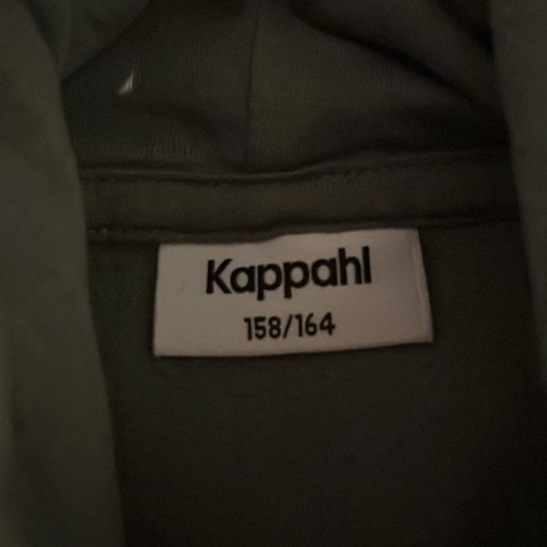Grå hoodie från Kappahl - 1