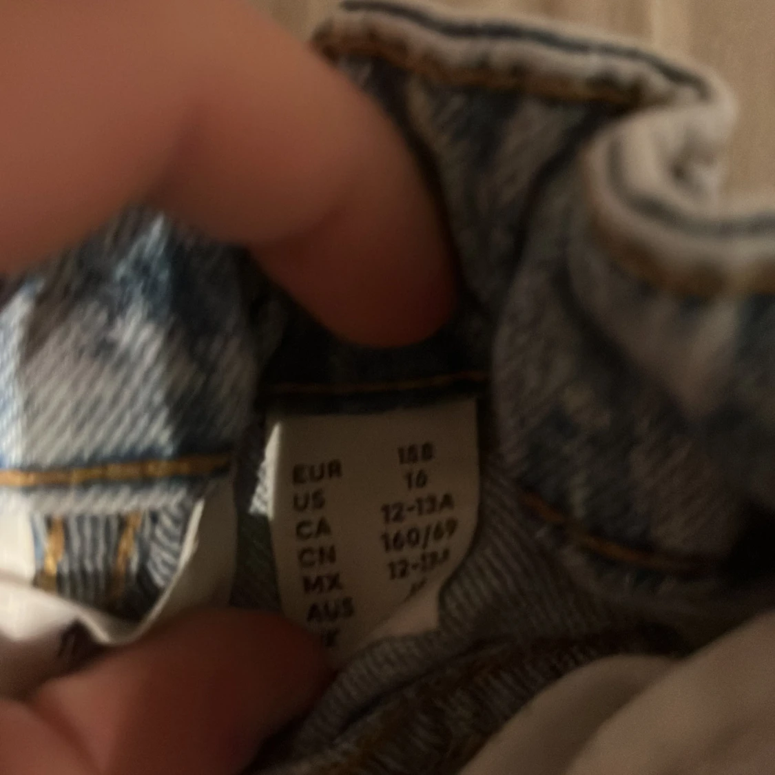 Blå jeans med relaxed passform från H&M - 1