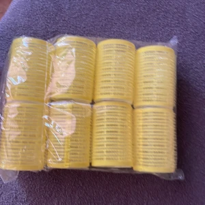 Gula hårspolar i plast - Säljer ett paket med gula hårspolar i plast. Perfekta för att skapa volym och lockar i håret. Kommer i en förpackning med åtta stycken spolar. Lätta att använda och passar de flesta hårtyper.