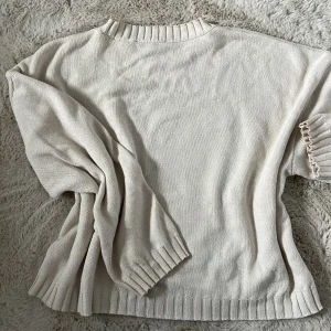Beige stickad tröja från Zara - Säljer en beige stickad tröja från Zara med rund halsringning och ribbade muddar vid ärmslut, hals och nederkant. Tröjan har en avslappnad oversized passform . Tröjan är i xl men jag som har xs-s har på mig denna som en oversized tröja. Skickar gärna hur den sitter på. (Detta är en typ av stickad tröja som inte blir nopprig) Skriv vid frågor eller funderingar!🙈🫰🥰🤩👍