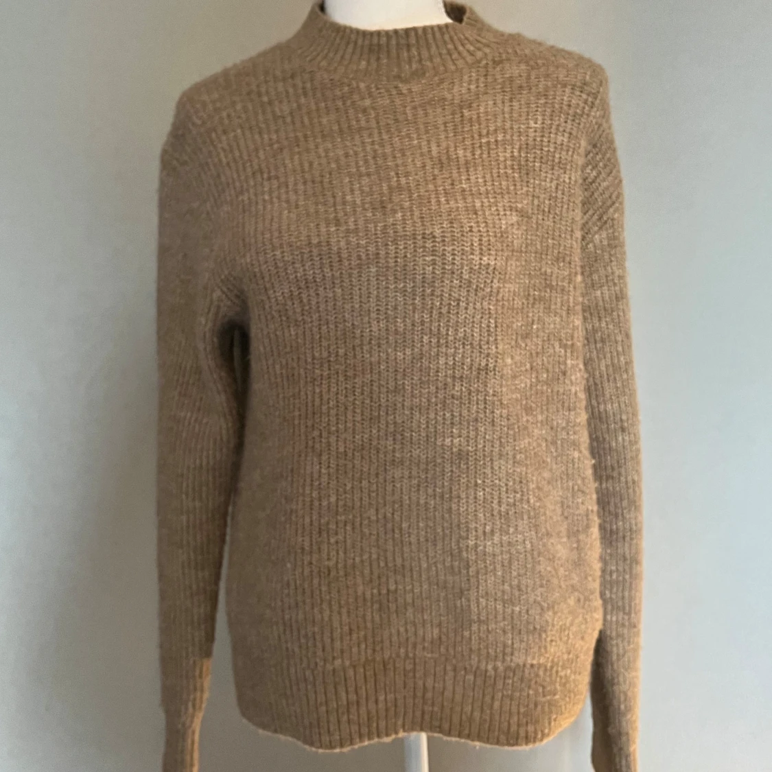 Beige stickad tröja med rund hals - 1