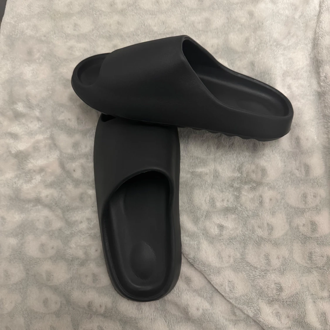 Svarta slides sandaler