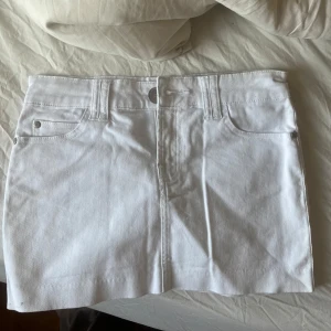 Jeanskjol - Säljer en vit mini jeans kjol, supersnygg men passar tyvärr inte längre. Den är vintage så har inte funnits i butik på länge 