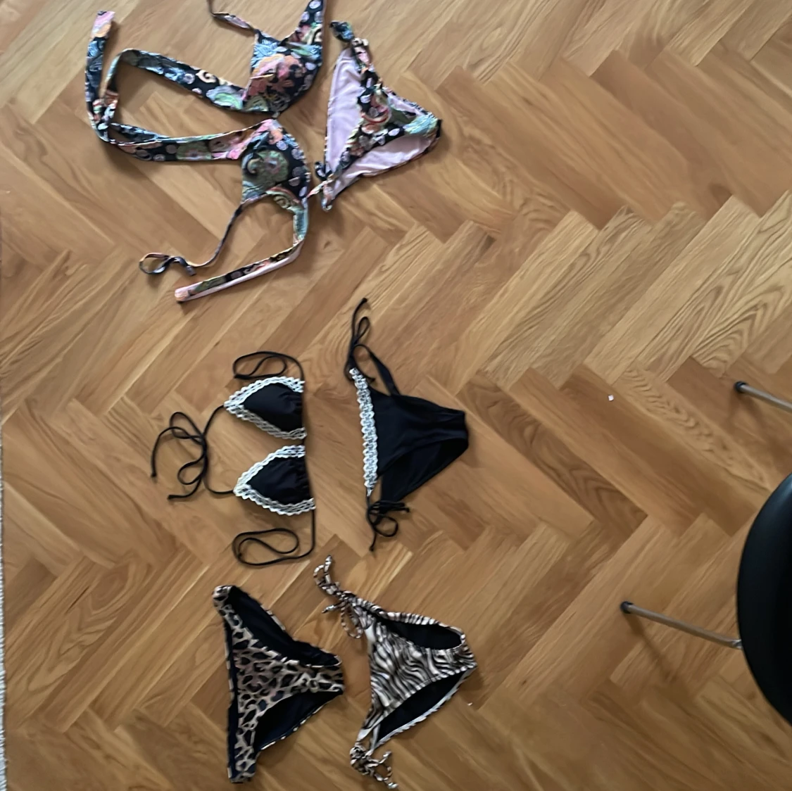 Svart bikini med vit spetskant - 1