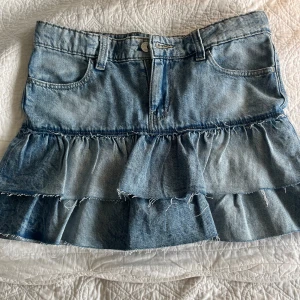 Jeanskjol med volanger från Gina Tricot - Supersöt jeanskjol från Gina Tricot med volanger.   Den är helt oanvänd och även slutsåld på hemsidan💓 säljer pågrund av att den är för liten. 🤗